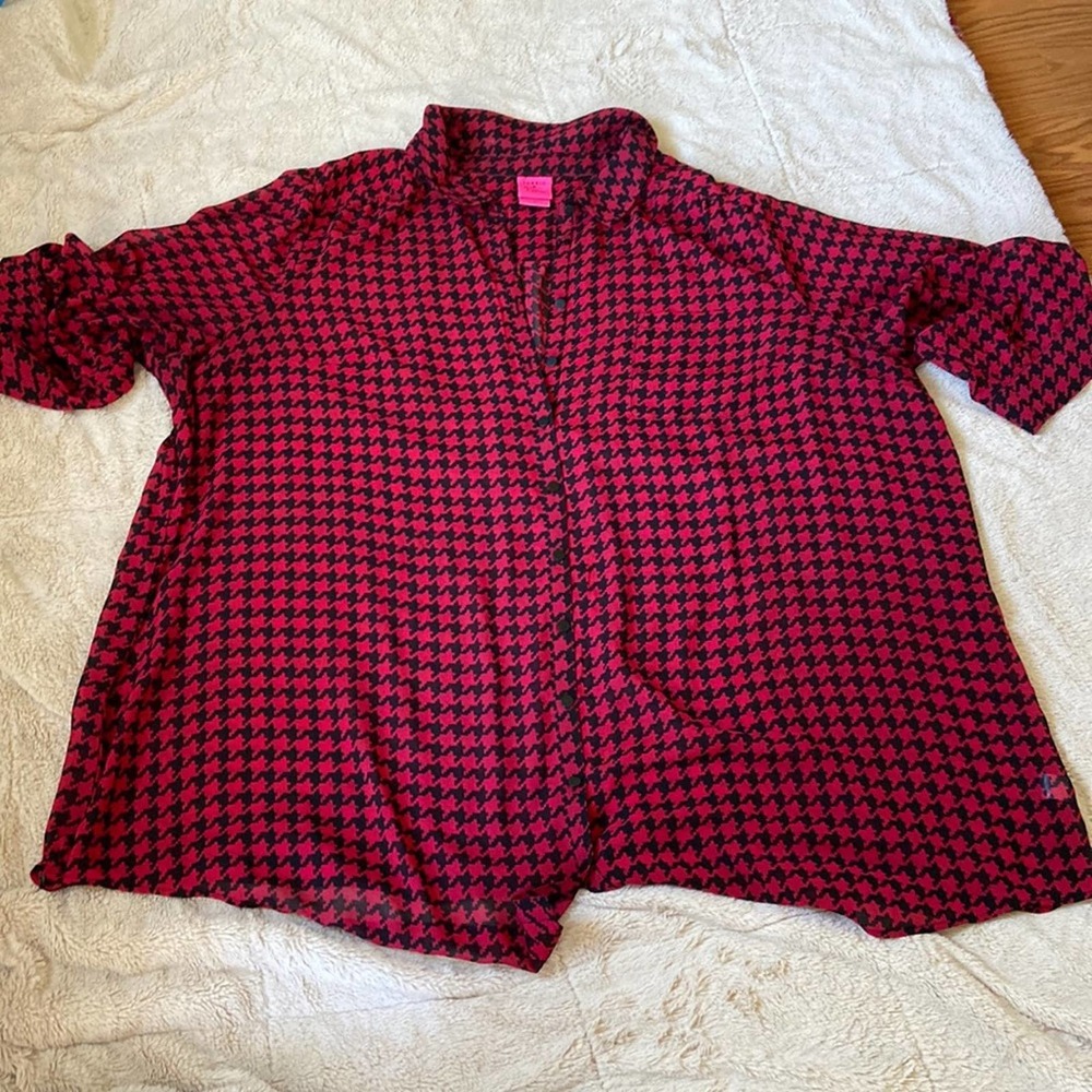 Torrid Betsy Johnson houndstooth blouse size 4 colors red and black
